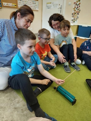 Wspólne muzykowanie w grupie Żabek i Sówek